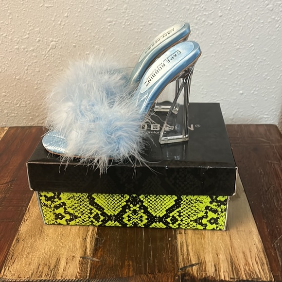 Cape Robbin Emberly in Light blue - Picture 2 of 5